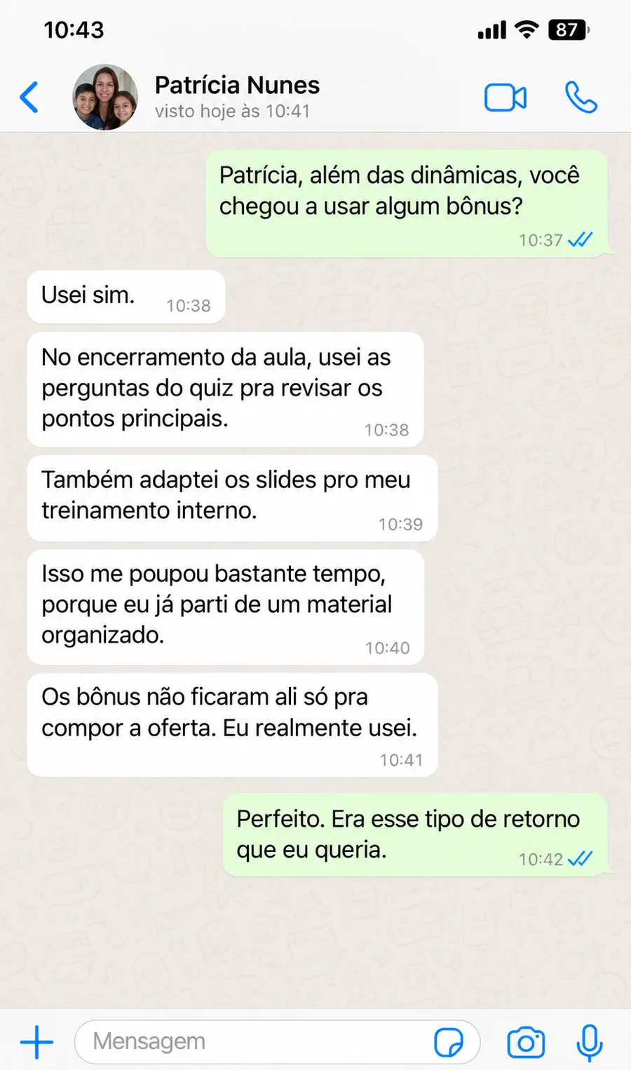 Depoimento de instrutora sobre o uso dos quizzes e slides incluídos como bônus